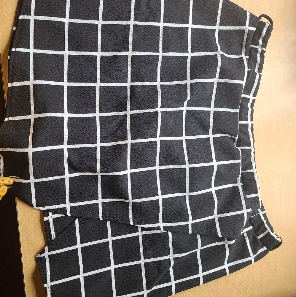 Boohoo Plus Black and White Geometric Skort